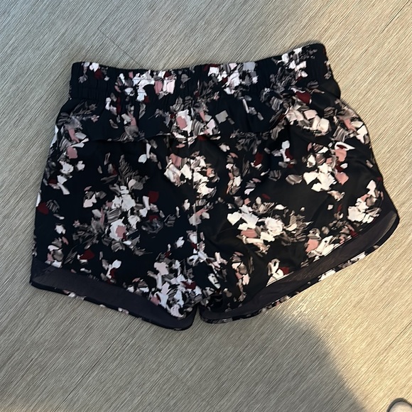 Athleta shorts, size small - Picture 4 of 5